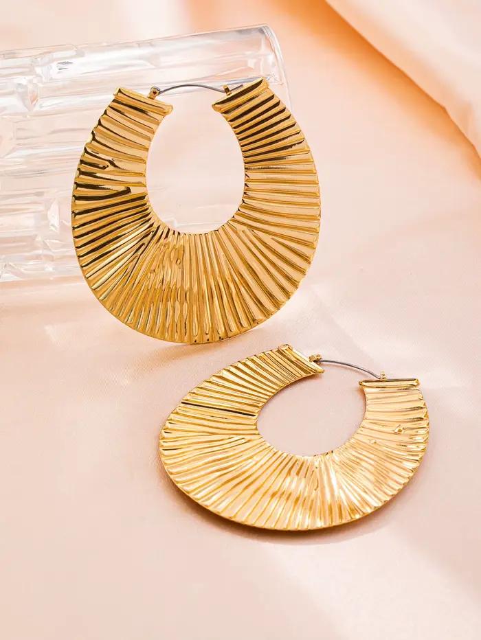 Une paire de boucles d'oreilles pour femmes charmantes, polyvalentes, exagérées, luxueuses et haut de gamme