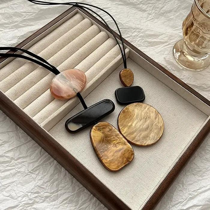 Collier bohème long avec pendentif géométrique acrylique pour femmes occasions sociales partis élégance unique style original