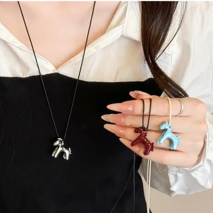 Collier long avec pendentif cheval coloré pour femmes chaîne de pull réglable bijou mode soirée élégant cadeau occasions spéciales