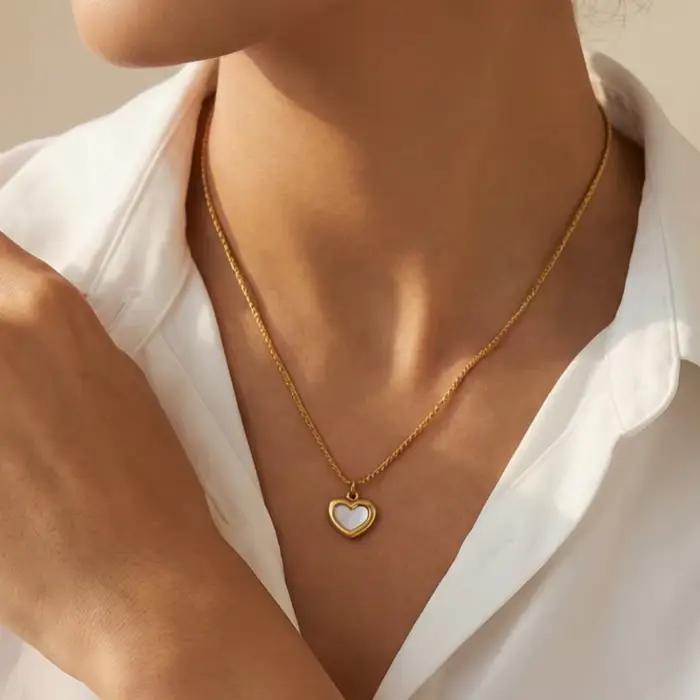 Collier en acier inoxydable plaqué or avec pendentif cœur chic en nacre pour femme, résistant au ternissement, bijoux de plage minimalistes