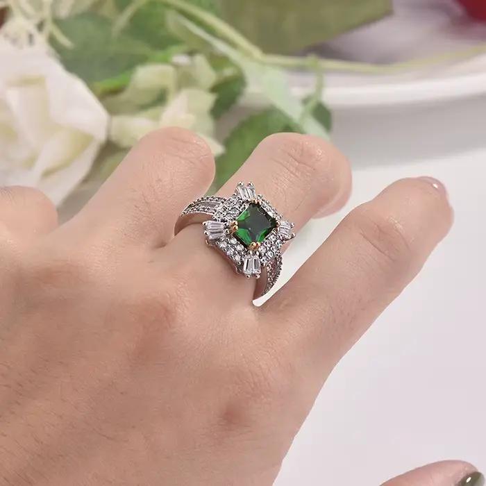 Bague de princesse carrée en émeraude et zircon de style luxueux