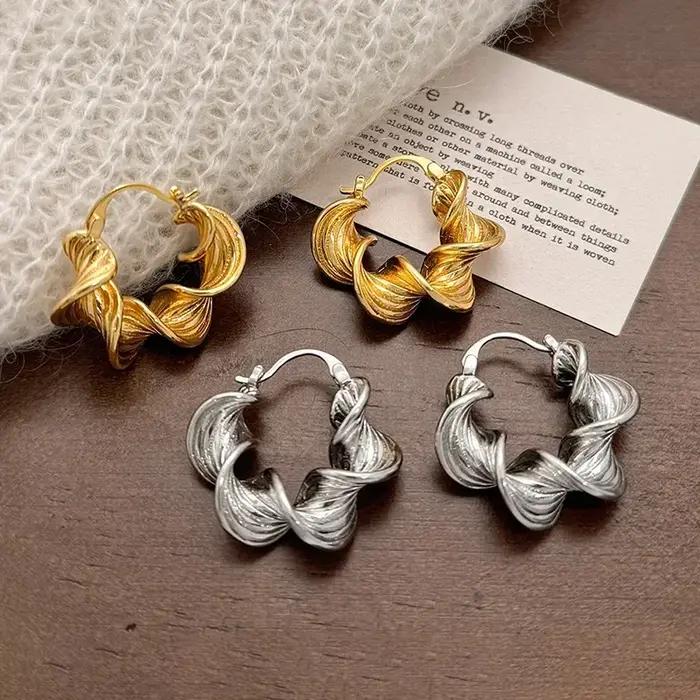 Boucles d'oreilles créoles torsadées géométriques couleur argent hypoallergénique minimalistes tendance pour femmes occasions spéciales ```