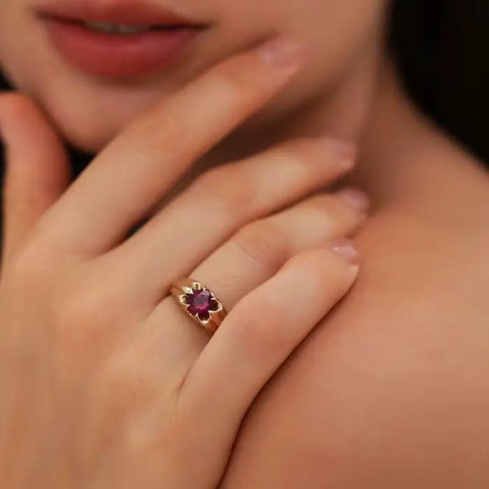 Bagues classiques en forme de fleur de pierres précieuses rouges pour femmes, breloques de luxe légères, exquises et à la mode, nouveauté bijoux de banquet