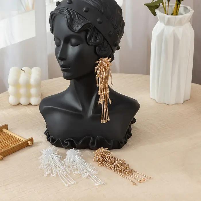 Pendentif pompon très individualiste avec une boucles d'oreilles longues de Style rétro