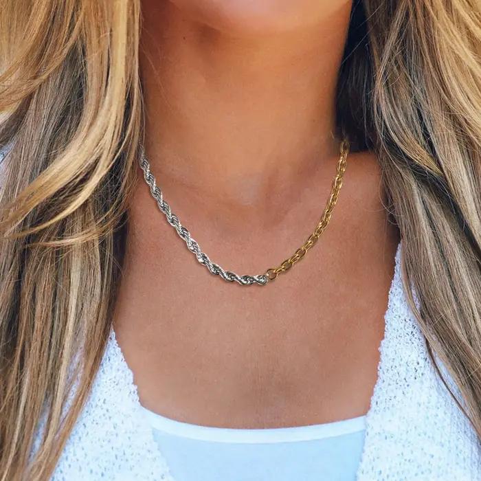Collier à fermoir à bascule