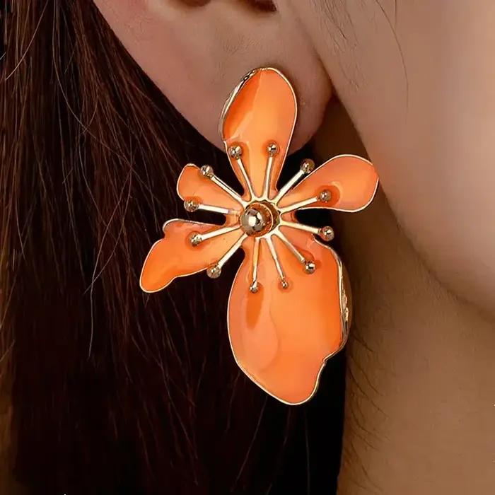 Paire de boucles d'oreilles élégantes à fleurs exagérées