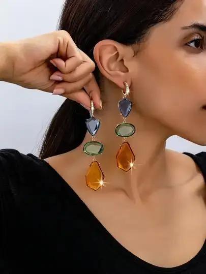 Une paire de boucles d'oreilles de luxe légères