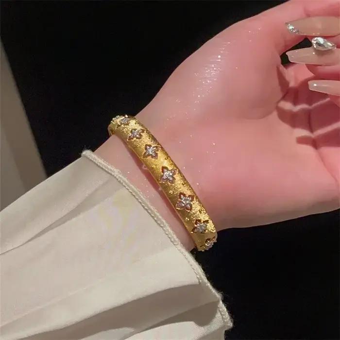 1 bracelet pour femme de style antique à motif de fleur à quatre feuilles, avec un style vintage bro