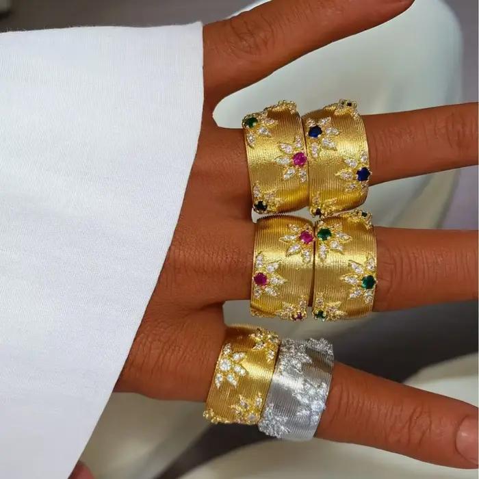 Bracelet de Manchette Ajustable en Cuivre Plaqué Or avec Motif Floral Pour Occasions Spéciales Femmes