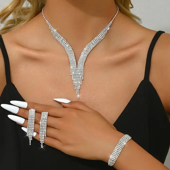 Ensemble collier, boucles d'oreilles et bracelet ultra-brillants entièrement sertis de diamants