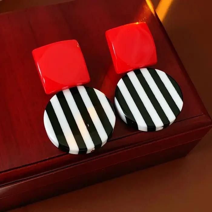 Boucles d'oreilles géométriques carrées à rayures noires et blanches pour femmes