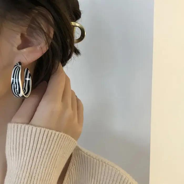 Boucles d'oreilles en acrylique à motif zèbre exagéré pour femmes