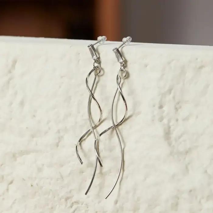 Boucles d'oreilles minimalistes à franges longues et ondulées pour femmes
