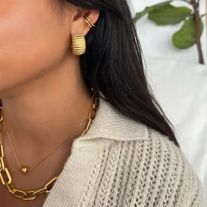 Élégantes boucles d'oreilles créoles en forme de C