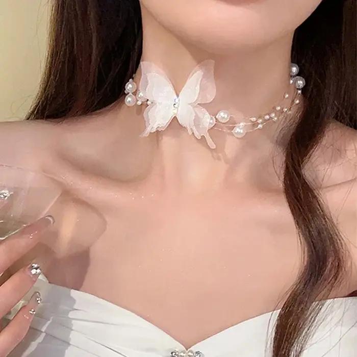 Collier ras du cou en perles papillon blanches pour femme