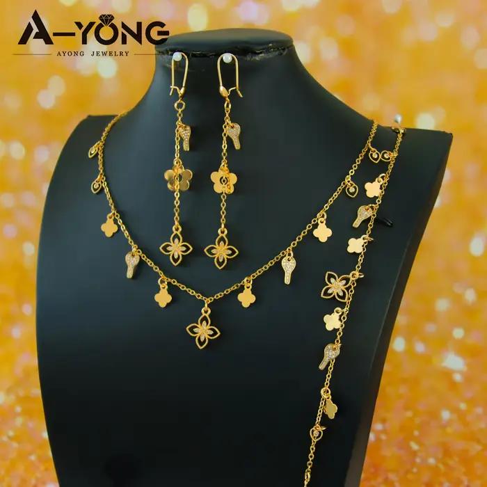 Ensemble de colliers de fleurs de perles de couleur or italien élégant