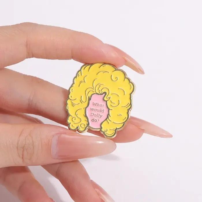 What Would Dolly Do Émail Pin In Dolly We Trust Brooch