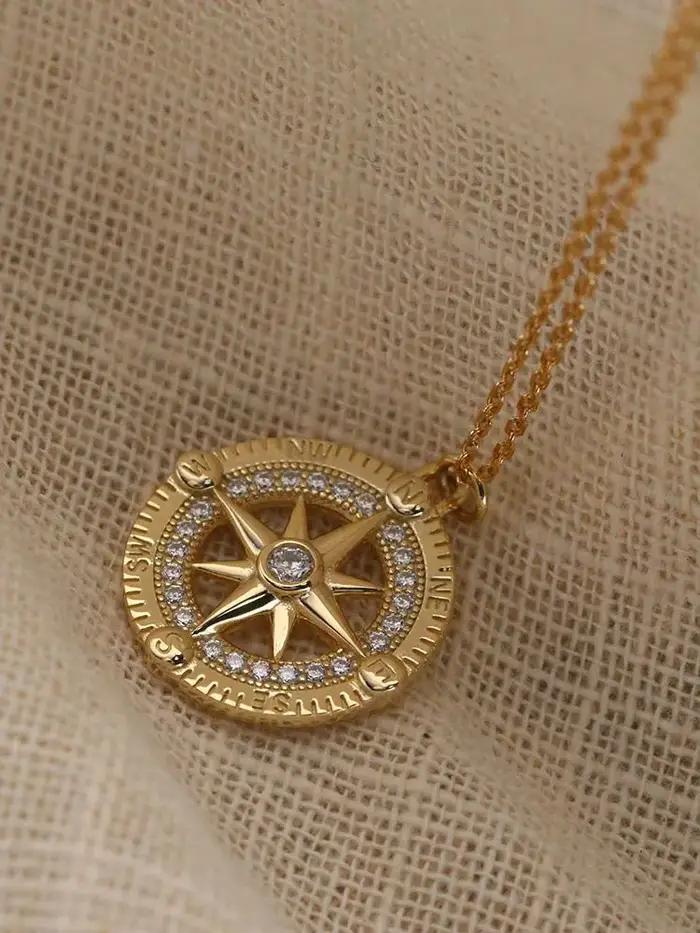 Collier pour femme Chamica plaqué or avec pendentif boussole et carte du monde