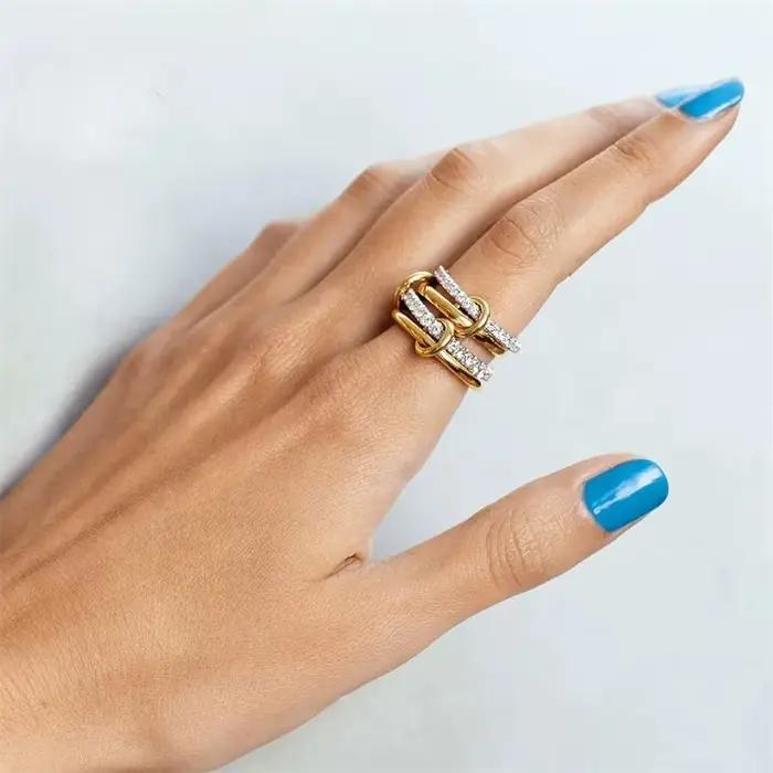Une Niche bague de bijoux en cuivre bicolore à quatre anneaux