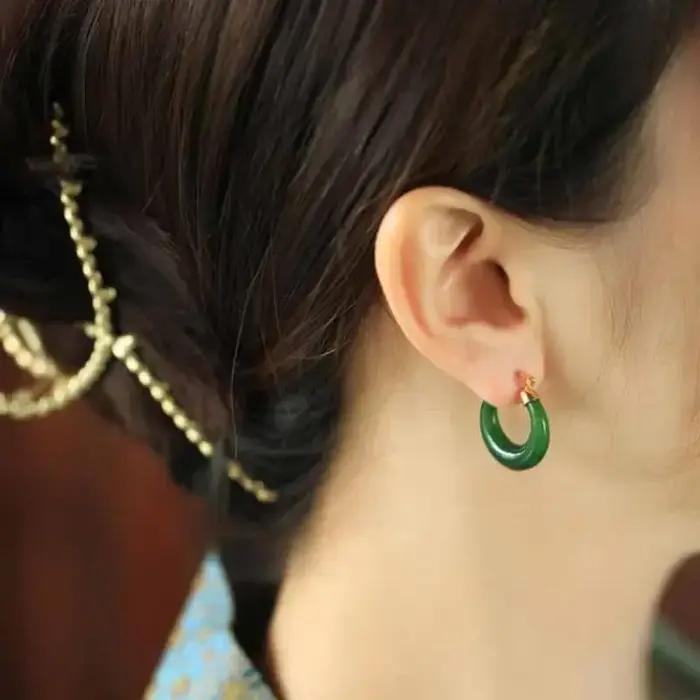 Boucles d'oreilles créoles en jaspe Hetian naturel pour femmes élégantes avec pierre de calcédoine verte pour mariage et occasions spéciales