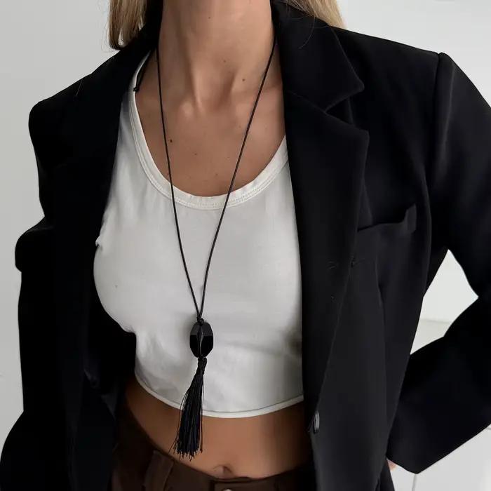 Collier pendentif rétro en résine noire avec perles et pompon pour femme, chaîne longue réglable, design irrégulier et simple, accessoire de bijouterie tendance