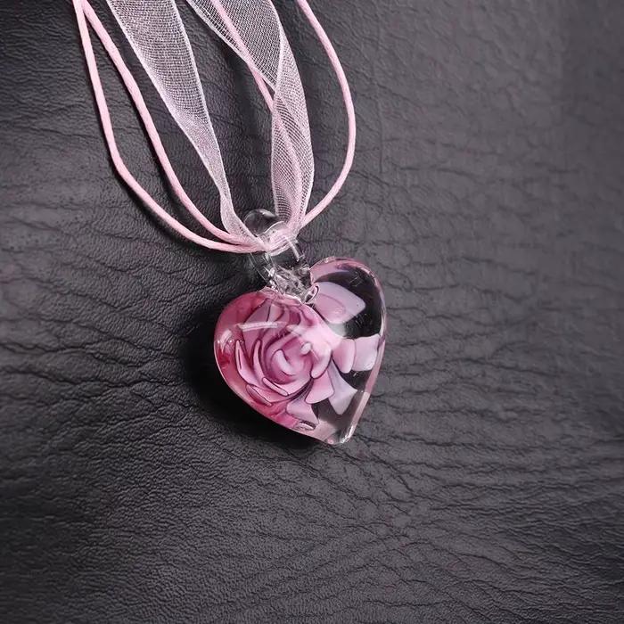 Collier pendentif fleur incrustée de bijoux Murano, collier ruban, pendentif cœur en verre