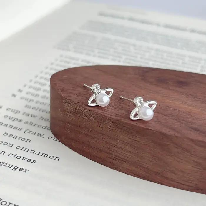 Mini Boucles d'oreilles clous Saturne en perles pour femme, style simple et cool, polyvalentes pour