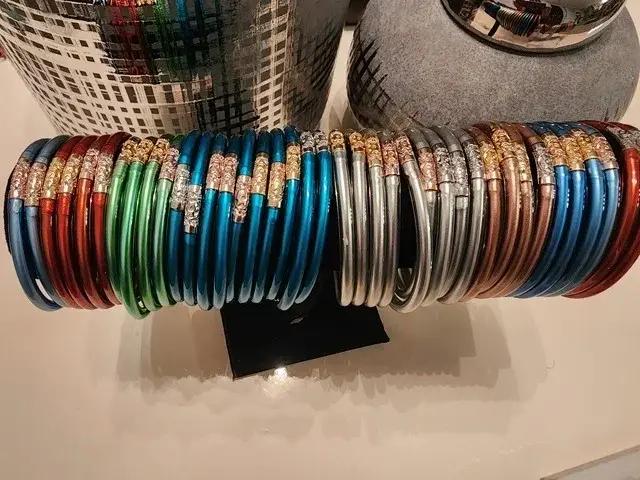Bracelets tibétains magiques pour femmes, chargés d'énergie positive, finitions métalliques diverses, idéaux pour les occasions spéciales et le quotidien