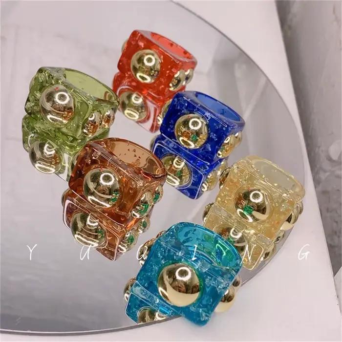 Bague en résine exagérée pour femmes Punk style bandes métalliques acryliques bague carrée de couleur rouge et vert originalités accessoires bijoux occassions spéciales