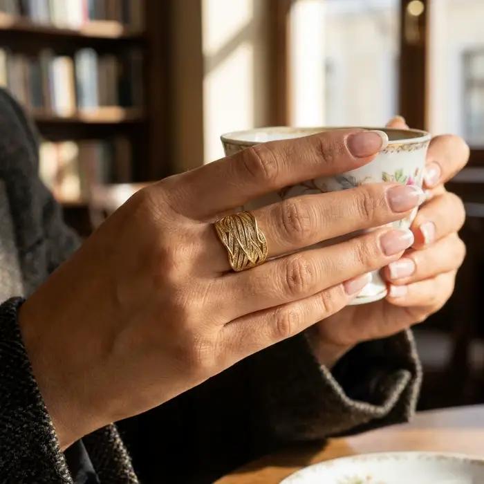 Bague géométrique tressée en laiton et zircon pour femme, élégante et moderne, idéale pour banquets et occasions formelles