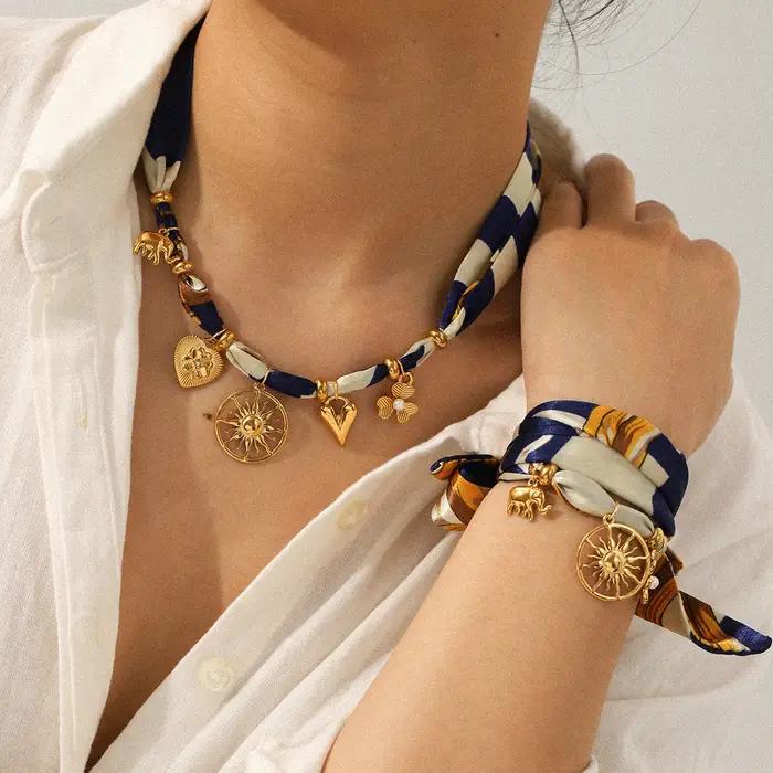 Ensemble Collier et Bracelet Néo-Gothique en Soie Satinée et Acier Inoxydable de Haute Qualité pour Femmes Occasions Spéciales