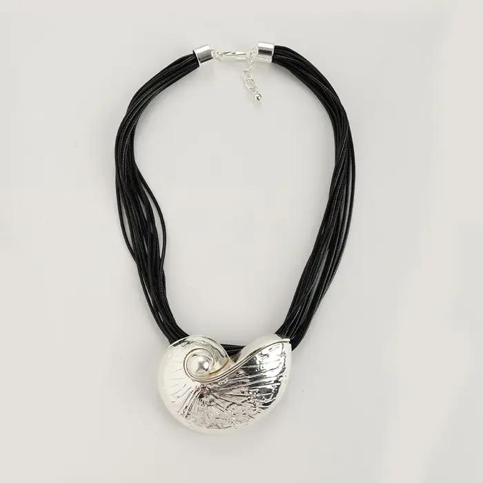 Collier européen et américain exagéré avec pendentif en conque en métal