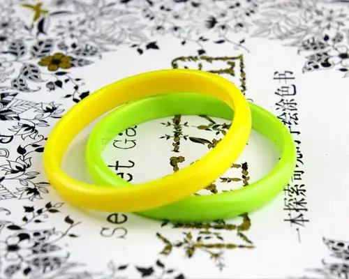 12 pièces Bracelet à boucle colorée Bracelets en plastique de mode