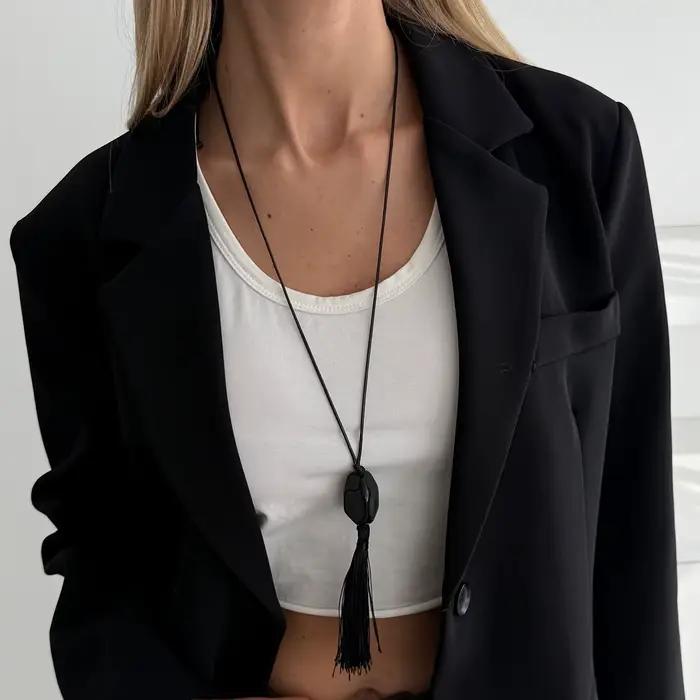Collier pendentif rétro en résine noire avec perles et pompon pour femme, chaîne longue réglable, de