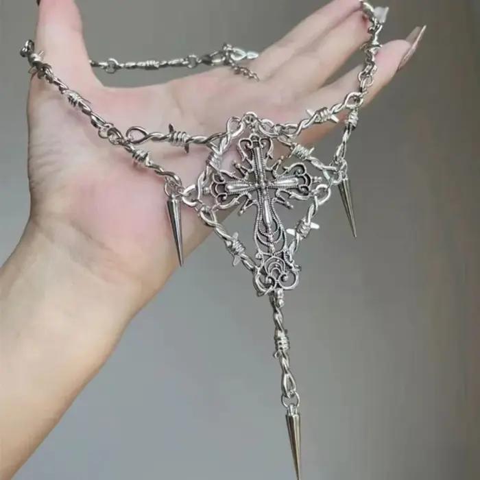 Collier Croix Gothique pour Femme et Homme, Pendentif Croix Punk en Fil Barbelé, Bijou Métallique Y2