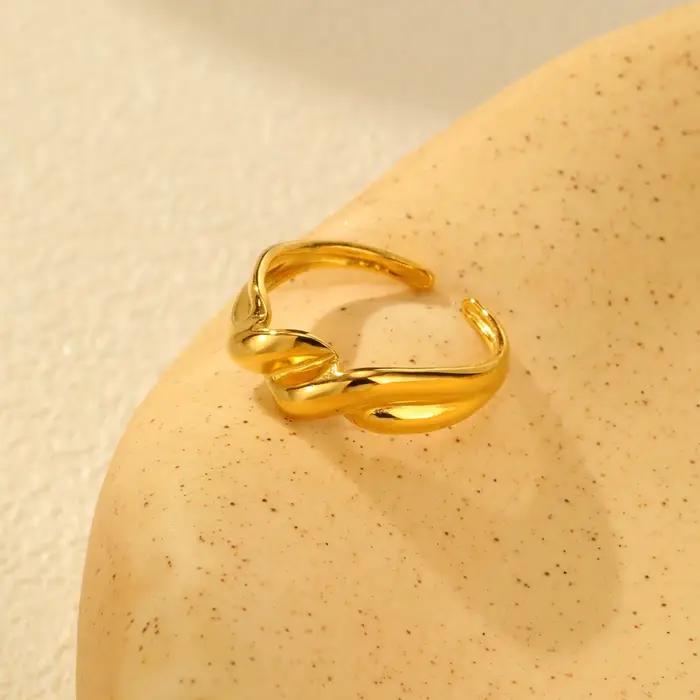 Bague à nœud d'amour pour femmes, bague empilable délicate plaquée or en acier inoxydable, petits bijoux de déclaration à nouer le nœud