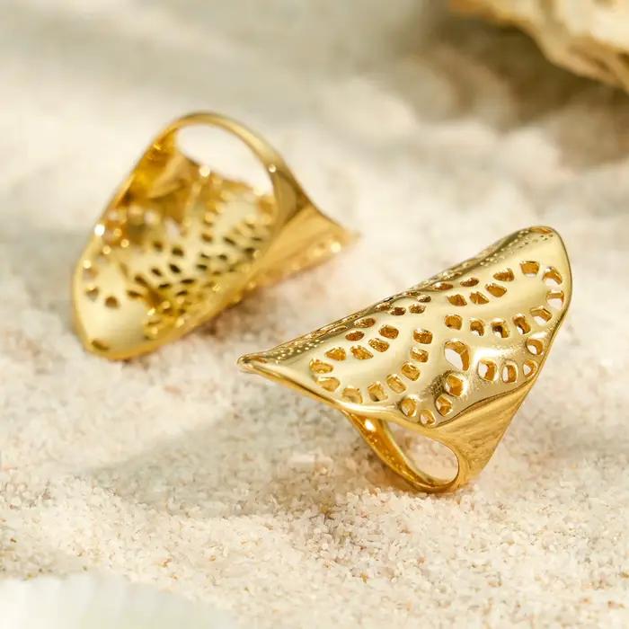 Bague en acier inoxydable plaqué or 18 carats filigrane pour femme avec design ajouré et look moderne élégant pour diverses occasions spéciales