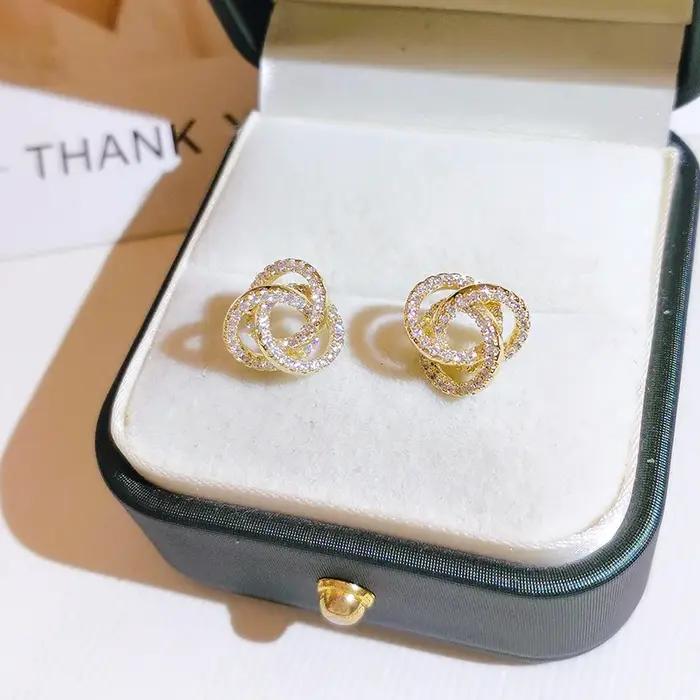 Boucles d'oreilles en or 18 carats flocon de neige pour femmes romantiques et féeriques occasions spéciales engagement