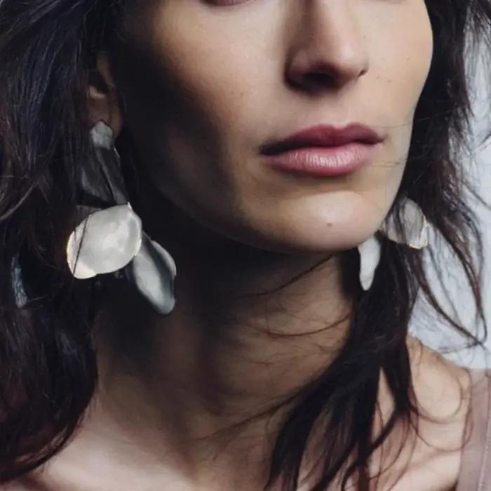 Boucles d'oreilles clous vintage en émail blanc avec grandes fleurs en métal pour femmes