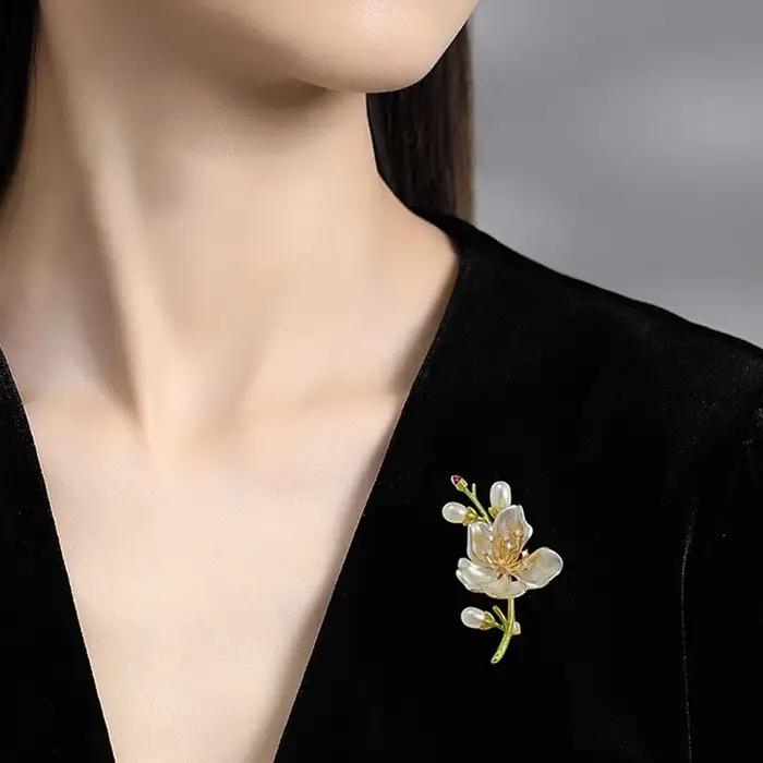 Broche en émail fleur de pêcher imitation perles strass design luxueux et élégant pour femmes occasions spéciales et vie quotidienne