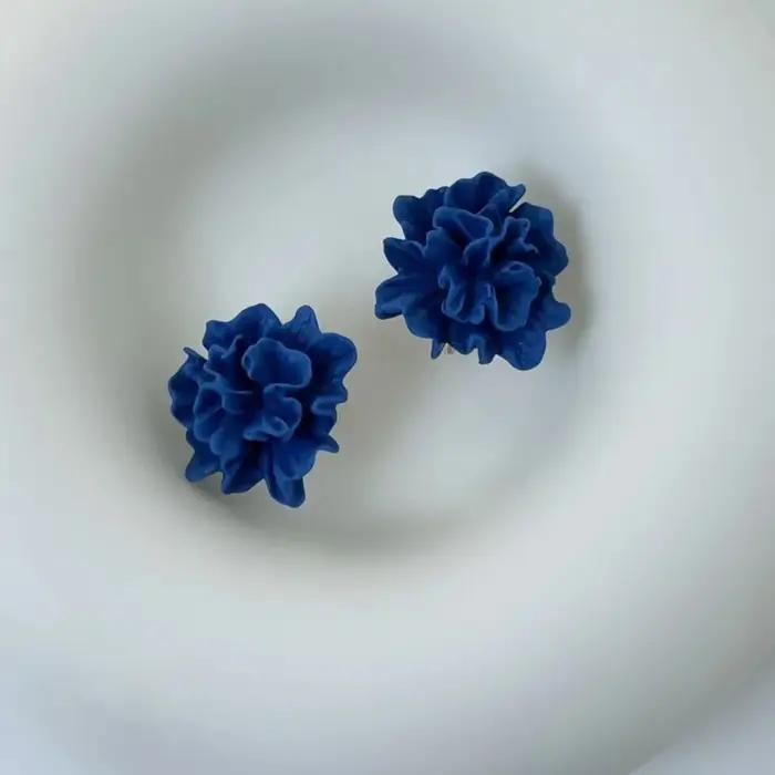 Boucles d'oreilles fleur bleue en acrylique pour femme romantique et élégante pour occasions spéciales et quotidienne