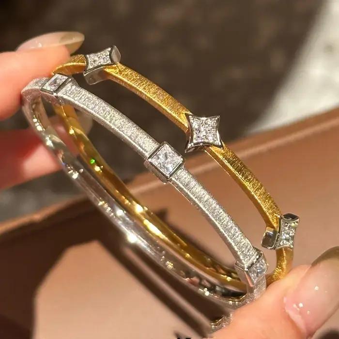Bracelet en diamant carré brossé pour femmes