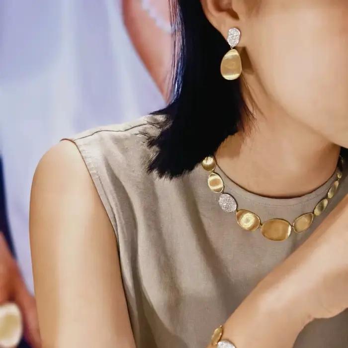 Boucles d'oreilles brossées incrustées de diamants ovales rétro pour femmes, boucles d'oreilles géométriques ondulées brillantes, goujon, conception unique, cadeau de bijoux de fête