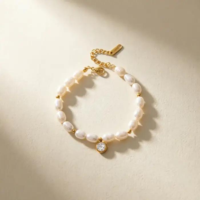 Bracelet en perles pour femmes plaqué or 18 carats avec breloque en zircon réglable en acier inoxydable pour occasions formelles et événements de gala