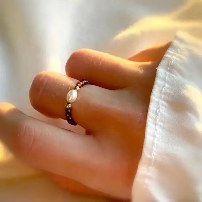 Bague de perles d'eau douce en perles de grenat