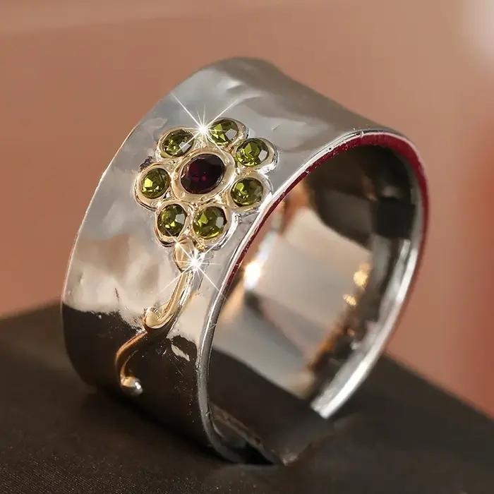 Bague pour femme avec incrustations de CZ rouge et vert