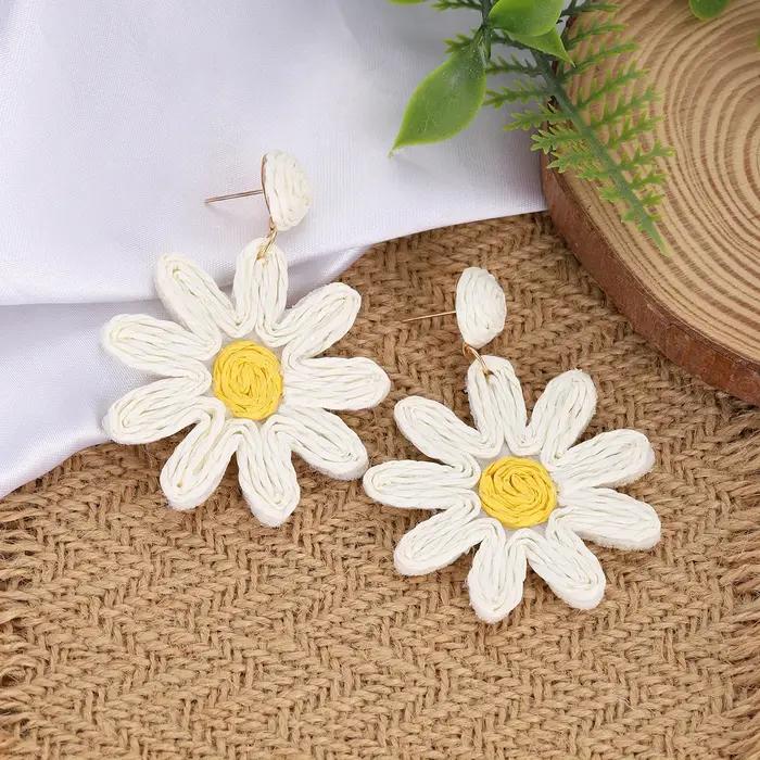Boucles d'oreilles bohèmes faites à la main en raphia tressé avec fleurs pour femme