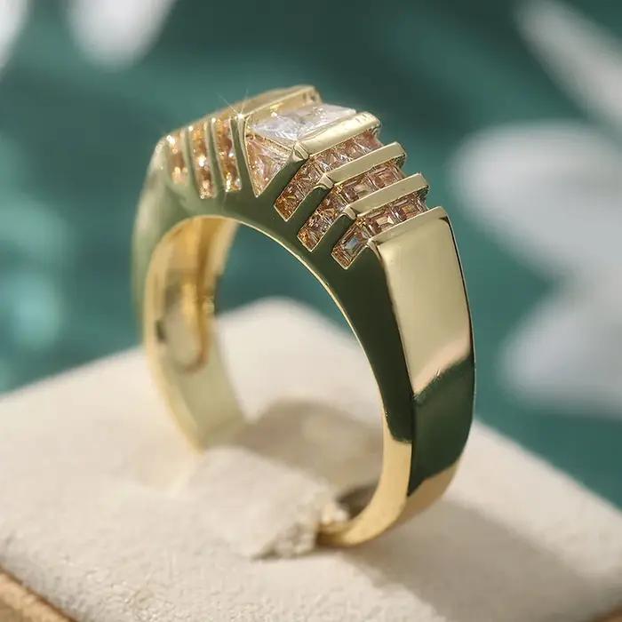 Bague de fiançailles élégante en zircone synthétique scintillante plaquée or pour femmes