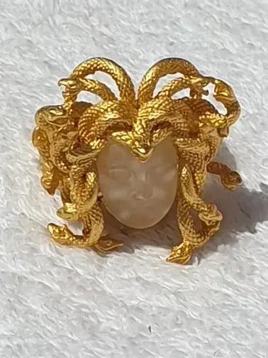 Bague ouverte motif pièce de monnaie de reine grecque antique