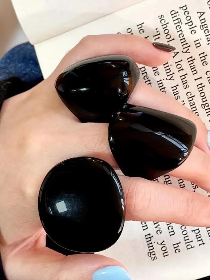 Ensemble de bagues géométriques minimalistes polyvalentes en résine noire
